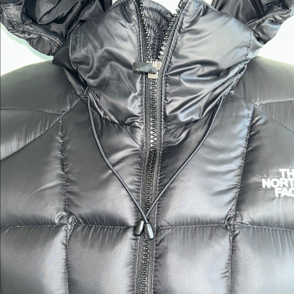 The North Face Women's Black Puffer Jacket - Picture 7 of 16